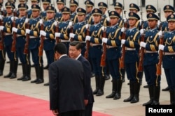 2013年9月22日北京人民大会堂:中国国家主席习近平欢迎委内瑞拉总统马杜罗(左)仪式 - 检阅仪仗队 (资料照片)