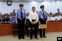 薄熙来在法庭上。