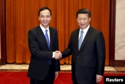 2015年5月4日台湾国民党主席朱立伦(左)与中国国家主席习近平握手