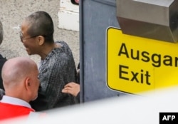 中国诺贝尔和平奖得主刘晓波的遗孀刘霞在德国柏林的泰格尔机场被德国政府用汽车接走。(2018年7月10日)