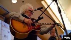 获奖者奥尔特曼演唱自创歌曲《天安门广场》(美国之音国符拍摄)