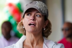 资料照片:波士顿市议员、市长候选人乔治在波士顿罗克斯伯里居民区的“罗克斯伯里团结游行” 开始前问候人群。(2021年7月18日)