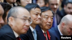 在中国北京SOHO 3Q(共享办公空间),阿里巴巴集团董事长兼首席执行官马云、SOHO中国公司董事长潘石屹等中国和法国企业家等待法国总统马克龙(2018年1月9日)。