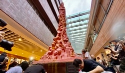 支联会副主席何俊仁表示,支联会每年洗刷国殇之柱,代表香港人的言论自由,坚持信念,争取平反六四 (美国之音/汤惠芸)