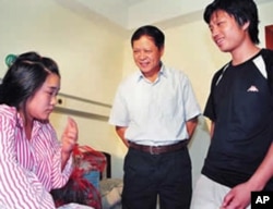 增城市委书记徐志彪(中)星期天看望孕妇王联梅