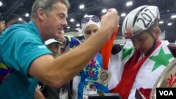 斯玛卡试戴奥运银牌(美国之音国符拍摄)