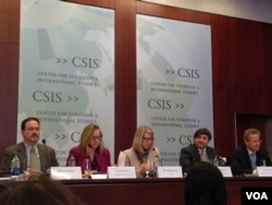 欧盟驻华盛顿官员博策特(右一)和美国国防部副助理部长希尔莱特(左二)在研讨会上