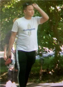 起诉书附上的监控照片显示郑从英(译音)在“猎狐”对象住宅附近活动。