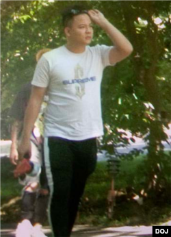 资料照片:美国政府起诉书附上的监控照片显示郑从英在“猎狐”对象“男甲”住宅附近活动。