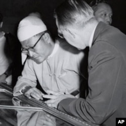 缅甸首位民选总理吴努参观美国国家档案馆独立宣言展览(1955年)。