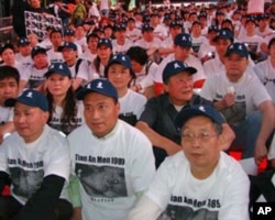 6月4日晚间在纽约参加烛光守望的民众,前排右一为胡平,二排右一为魏京生