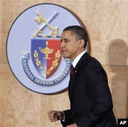 奥巴马来到国防大学,准备演讲