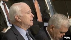 麦凯恩参议员(左)称中国继续填海造岛(2015年9月18日,美国之音黎堡拍摄 )