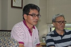 资料照:中国民主转型研究所所长王天成(左)