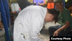 太平岛上医护人员给渔民处理伤口(台湾海巡署提供)