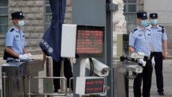 中国警察2020年9月22日在北京市第二中级人民法院前限制人员进入(路透社)