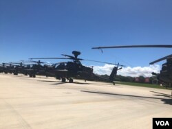 台湾陆军航空29架阿帕奇攻击直升机完成全作战能力的成军目标。(美国之音记者萧洵摄影)