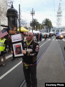 北美崔哥告诉美国之音,旧金山集会游行时他举梁彼得案中死亡黑人青年格雷的像,他说:“中国有句话,人死为大。”