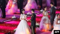 资料照片:2018年5月20日,中国辽宁省沈阳的东北大学举办集体婚礼。