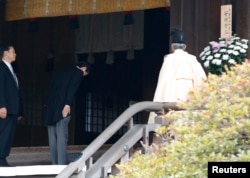 日本首相安倍晋三在东京靖国神社鞠躬敬拜。(2013年12月26日)
