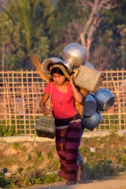 ရခိုင်ပြည်နယ်တွင်း ဖြစ်ပွားနေသော စစ်ပွဲများကြောင့် ထွက်ပြေးတိမ်းရှောင်လာသော စစ်ရှောင် အမျိုးသမီးတဦး။ (ဇန်နဝါရီ ၀၄၊ ၂၀၁၉)