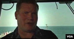 乔治•华盛顿号航母战斗群司令、海军少将马克、蒙哥马利在航母上接受采访。(美国之音视频截图)