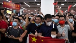 孟晚舟的支持者聚集在中国广东省深圳宝安国际机场庆祝她返回中国。(2021年9月25日)