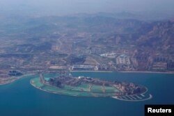 2018年4月27日,中国山东省青岛市,万达集团东方影都开幕式之前。青岛东方影都号称万达集团投资500亿元建设的全球投资规模最大的影视产业基地,位于新城灵山卫。