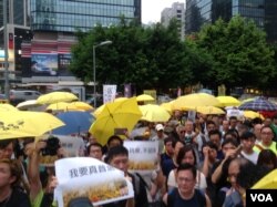 港人重返金钟纪念雨伞革命两周年(美国之音海彦拍摄)