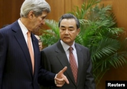 美国国务卿克里和中国外长王毅在北京联合召开新闻发布会(2016年1月27日)