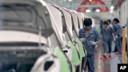 中国吉利慈溪基地的工人组装汽车。(资料照)