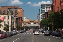 华府中国城的标志性拱门建筑。(美国之音记者文灏拍摄)