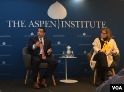 美国国家情报总监办公室反间谍与安全中心主任威廉·伊万尼纳(左)(美国之音叶林拍摄)