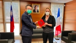 美国驻法国马赛总领事格罗尔(右)2021年2月17日拜访台湾驻法国普罗旺斯办事处与处长辛继志会面(驻普罗旺斯台北办事处官网照片)