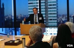 国前国务院和白宫官员唐纳德.格罗斯(Donald Gross)在美中关系全国委员会介绍他的新书《对华误识》(美国之音方方拍摄)