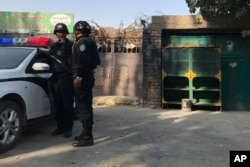 2017年11月2日,在新疆库尔勒市,警察站在一个被认为用于再教育的中心附近。