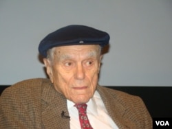 美国的中共党员李敦白(美国之音宋德成拍摄)