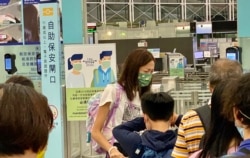 移英港人进入离境闸口前与亲友道别泪洒机场 (美国之音/汤惠芸)