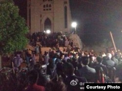 数以百计教友彻夜守护在温州三江教堂外(微博图片)
