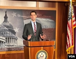 共和党联邦参议员汤姆·科顿2021年11月18日在国会山召开记者会呼吁拜登政府对2022年北京冬奥会采取全面抵制。(美国之音李逸华拍摄)