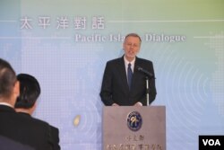 美国在台协会台北办事处处长郦英杰(William Christensen)在“太平洋对话”开幕式上讲话。(2019年10月7日,美国之音齐勇明拍摄)