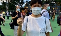 小姐身穿自己设计写上”人民不会忘记”的衣服参与六四31周年维园烛光集会,她表示今年的烛光是特别的,象征香港人不会被专政任意宰割 (美国之音/汤惠芸)