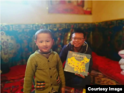 汉人“大哥哥”给维吾尔儿童送来图书《我们的中国》(白道仁提供)