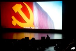 2018年3月22日,北京电影学院放映国家支持的纪录片《厉害了,我的国》,银幕显示中共党旗和解说词“风里雨里,航程壮丽”。