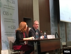 来自阿拉斯加的共和党籍联邦参议员丹·苏利文(右)参加战略与国际研究中心的活动(美国之音莫雨拍摄)