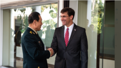 美国国防部长埃斯珀与中国防长魏凤和2019年11月18日在曼谷会晤(美国国防部照片)