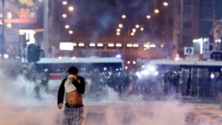 一名男子在香港防暴警察向示威者释放的催泪弹烟雾中奔跑(路透社2019年10月27日)