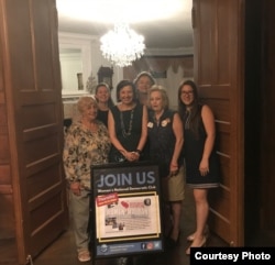 Автор фільму Ольга Онишко (в центрі)