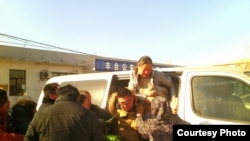 访民救访民-2013年12月9日,“劳教冠军”姜家文等十余访民从湖北截访车中救出刚从北京丰台看守所获释的两位遭强拆上访者。(访民提供图片)