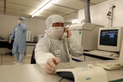 资料照片:上海中芯国际生产线上的员工(2008年2月25日)